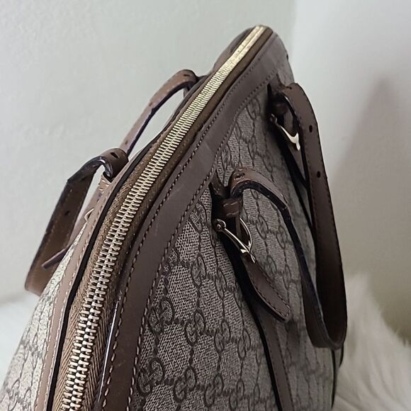 💯 Authentic Gucci Handbag 🍀 - Picture 4 of 16
